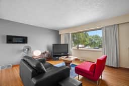 Cozy 2BR Near C-Train & Downtown Calgary & Walmart