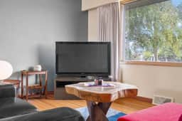 Cozy 2BR Near C-Train & Downtown Calgary & Walmart