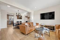 Cozy 5BR Retreat Near Lake & Calgary