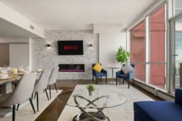 Spacious Condo w/views, AC + BBQ and Free Parking