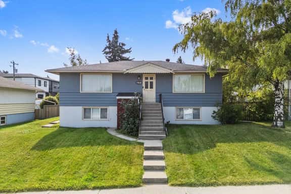 Cozy 2BR Near C-Train & Downtown Calgary & Walmart - Image 1