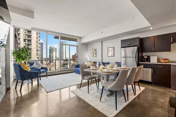 Spacious Condo w/views, AC + BBQ and Free Parking - Image 1