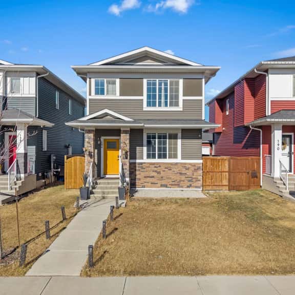 Cozy 5BR Retreat Near Lake & Calgary - Image 1