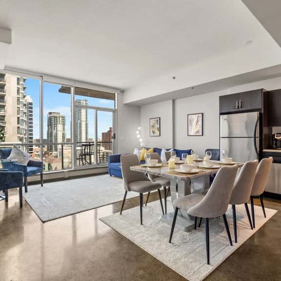 Spacious Condo w/views, AC + BBQ and Free Parking - Image 1