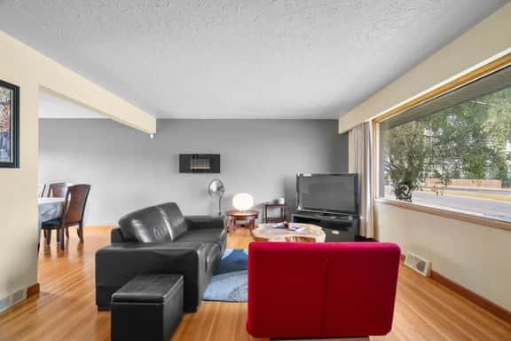 Cozy 2BR Near C-Train & Downtown Calgary & Walmart