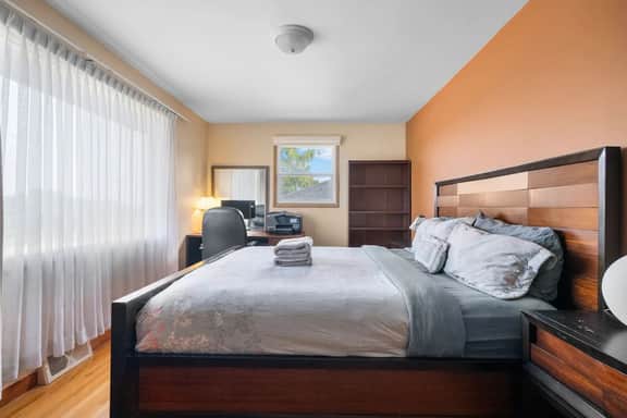 Cozy 2BR Near C-Train & Downtown Calgary & Walmart