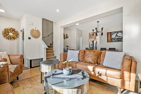 Cozy 5BR Retreat Near Lake & Calgary