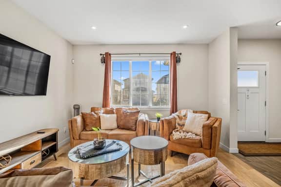 Cozy 5BR Retreat Near Lake & Calgary