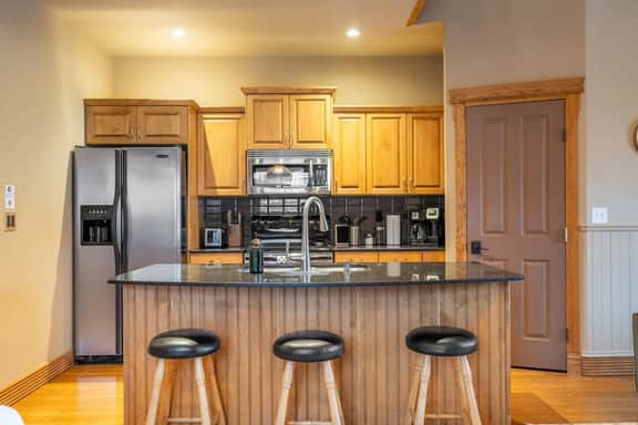 Cozy Lake Escape | Walk to Beach, BBQ & Fire Pit