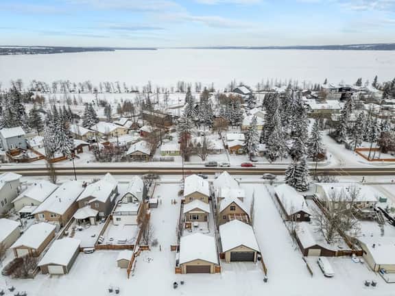 Cozy Lake Escape | Walk to Beach, BBQ & Fire Pit