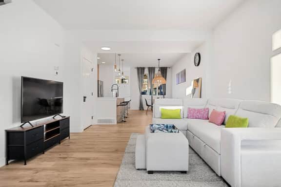 New Cozy 3BR Duplex: 15Min DT Calgary, 90Min Banff