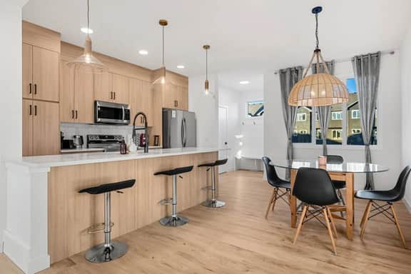 New Cozy 3BR Duplex: 15Min DT Calgary, 90Min Banff