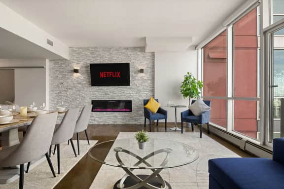 Spacious Condo w/views, AC + BBQ and Free Parking