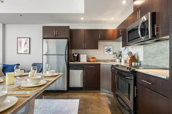 Spacious Condo w/views, AC + BBQ and Free Parking