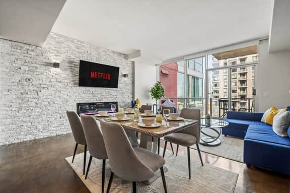 Spacious Condo w/views, AC + BBQ and Free Parking
