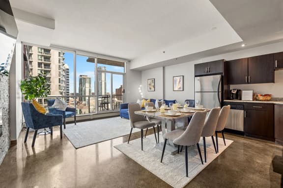 Spacious Condo w/views, AC + BBQ and Free Parking